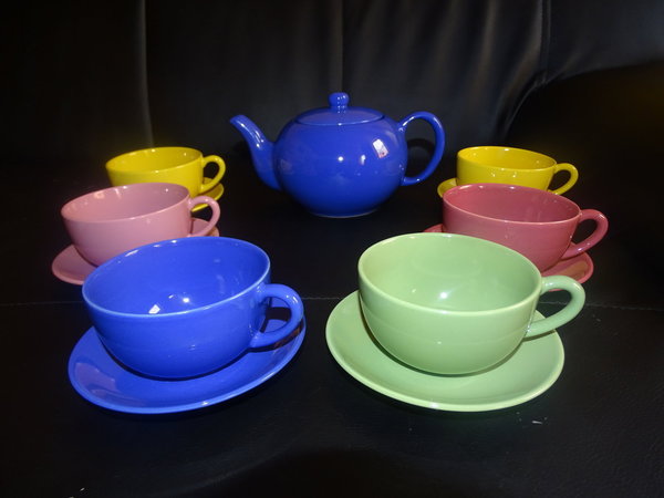 Buntes Teeservice für 6 Personen (Teekanne und Tassen sowie Unterteller)