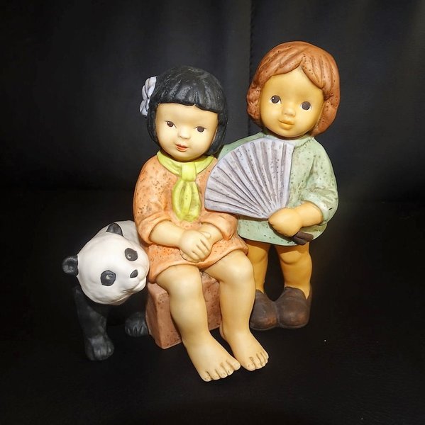 Goebel Nina & Marco: Sue Lin und Nina mit Pandabär