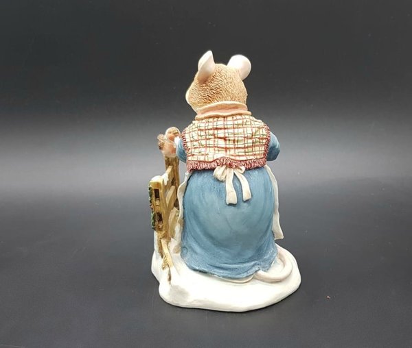 Villeroy & Boch Foxwood Tales Figur Winter at Foxwood: Mrs. Mouse Seeds of Kindness
