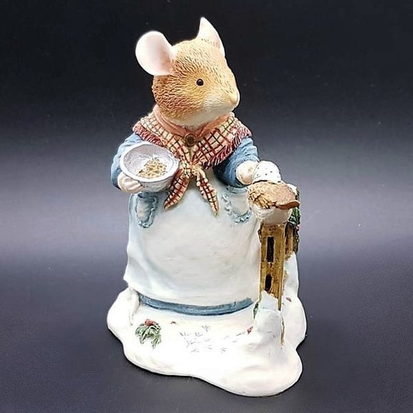 Villeroy & Boch Foxwood Tales Figur Winter at Foxwood: Mrs. Mouse Seeds of Kindness
