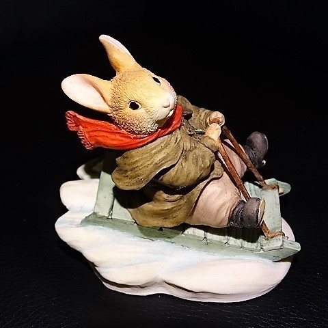 Villeroy & Boch Foxwood Tales Figur: Winter at Foxwood / Rue rabbit - Fun in the snow