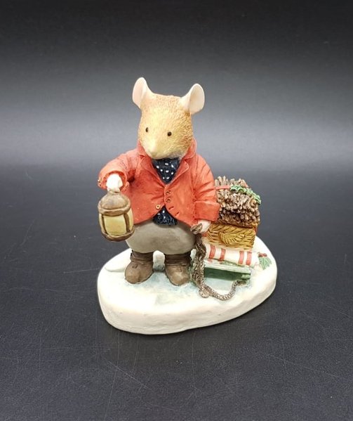 Villeroy & Boch Foxwood Tales Figur Winter at Foxwood: Harvey Mouse - Coming home