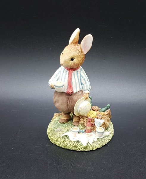 Villeroy & Boch Foxwood Tales Figur Picnic at Foxwood: Rue Rabbit mit Kaffeetasse